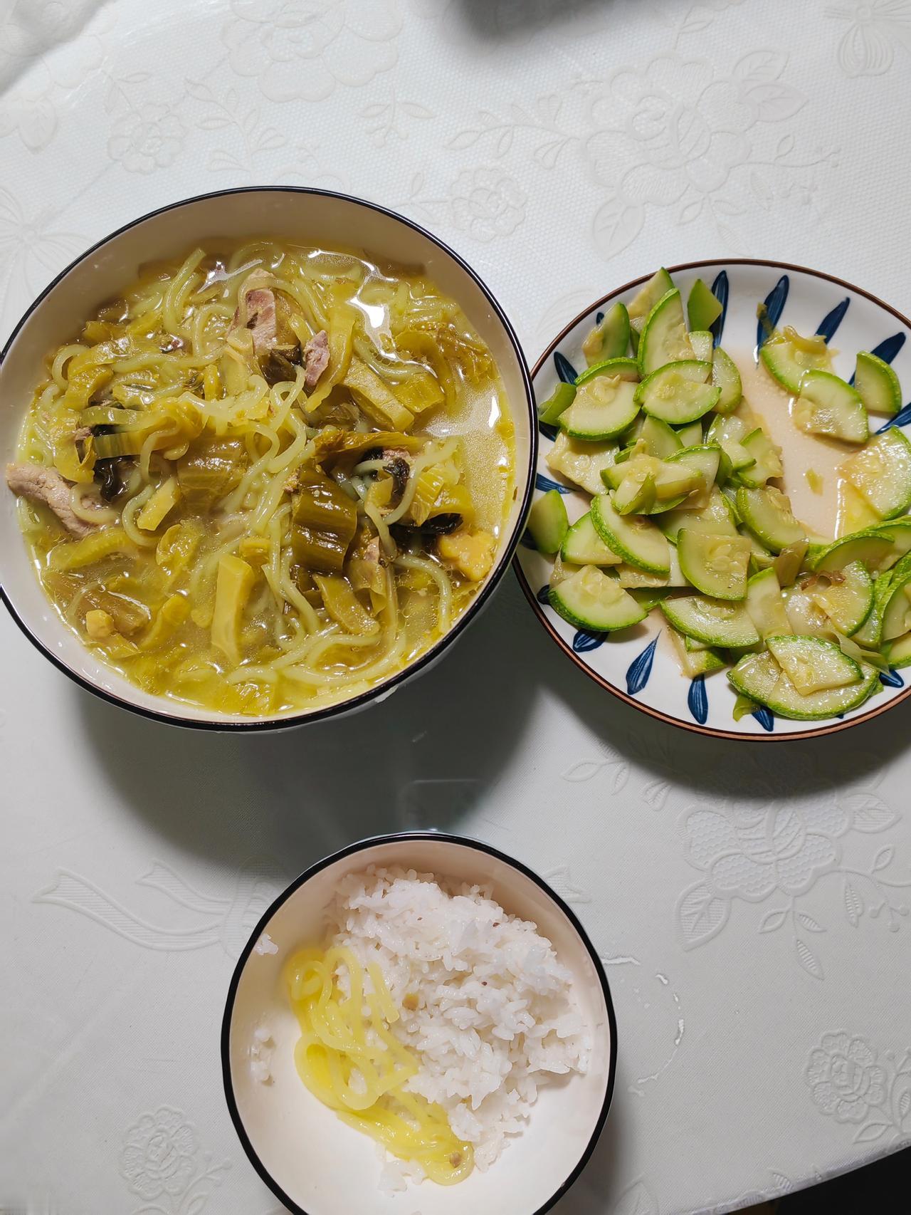老公做的晚饭，真是越来越敷衍了，清一色酸溜溜，肉丝酸菜面条，醋溜西葫芦。今天