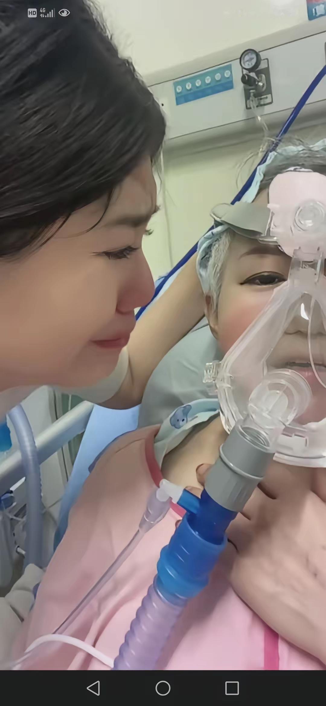 妈病危了，女儿哭着问：“氧气……拔不拔？”妈妈只说：“再等两天吧，没好转咱就回家