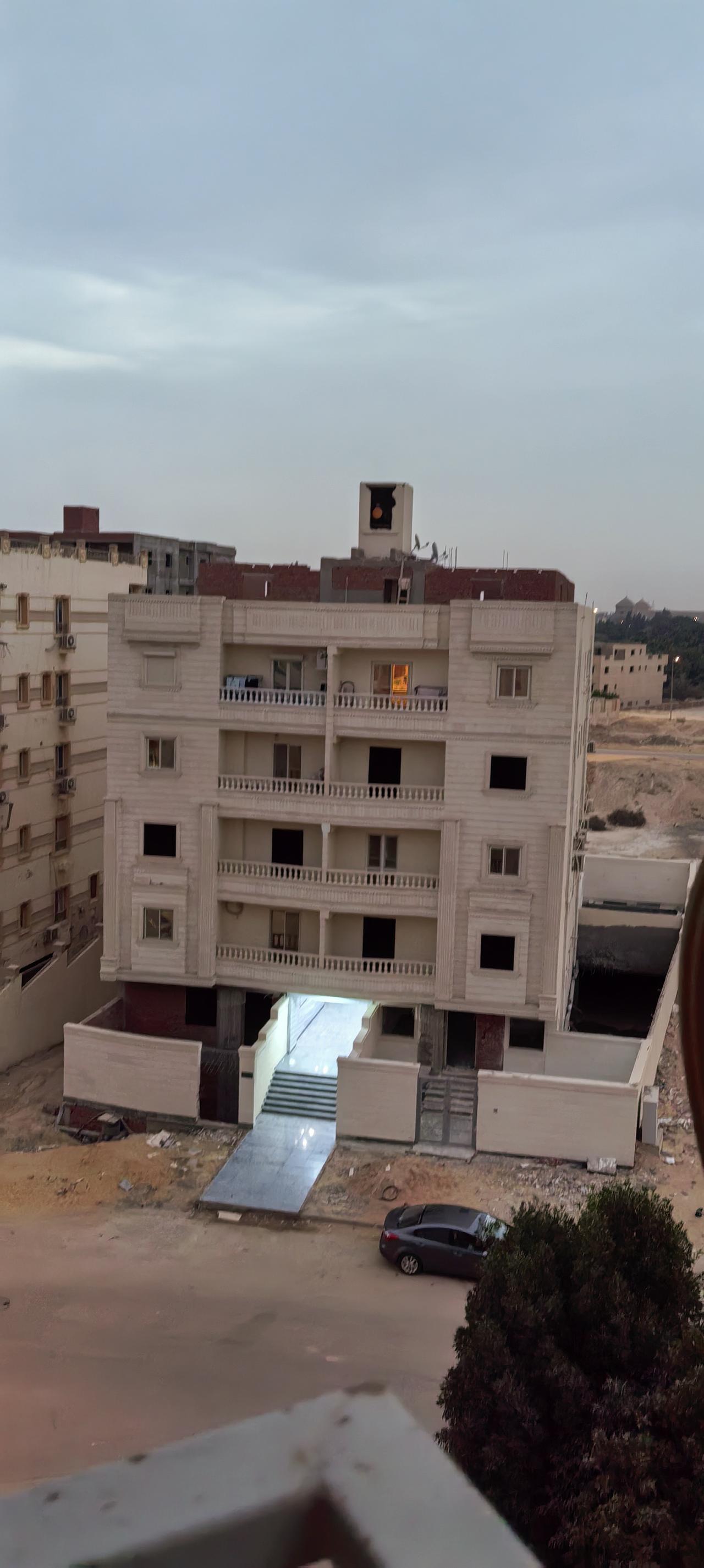 我年前到了埃及，在埃及待了一个月，我儿子租的房子已经建成20多年了，就是一个普通