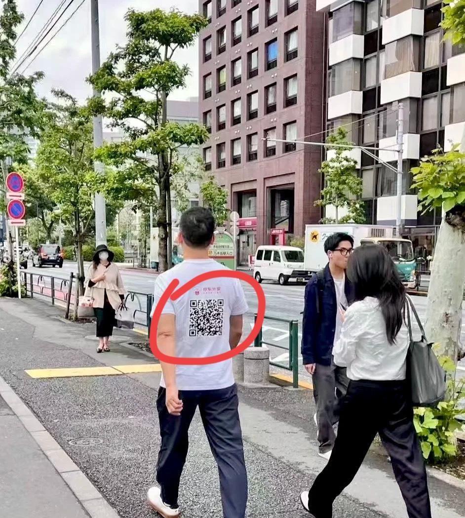 起猛了！看到刘强东穿着猪猪侠的衣服在日本逛街！真的是外国人在国外，京东人在东京