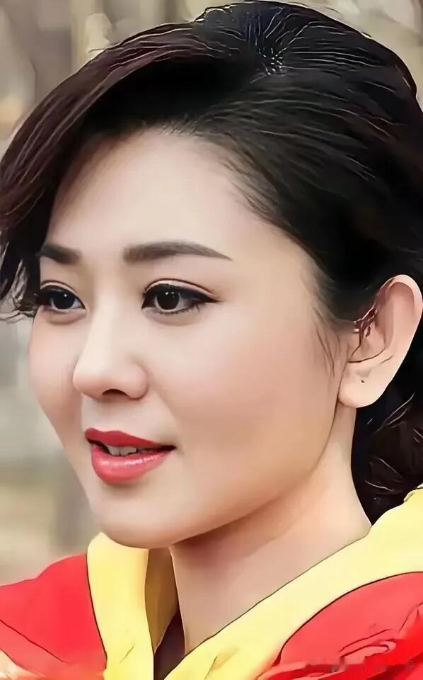 主持人里像她长相这么有辨识度的不多见，她的气质真的独特，大家记得这一位央视主持人