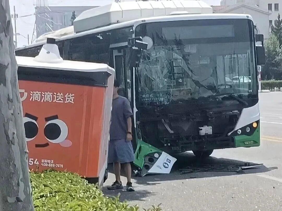 近日，青岛市城阳区交警大队已约谈辖区无人车企业，要求其早晚高峰不允许上路，不允许