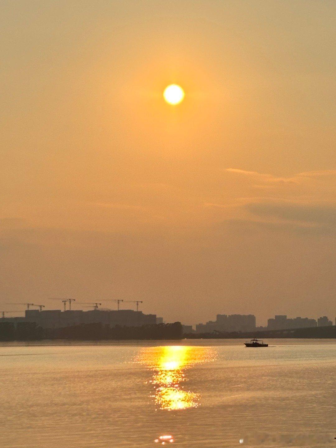 小哥补充一个，南沙海滨公园地铁线路南横B出口，可以打车也可以百度一