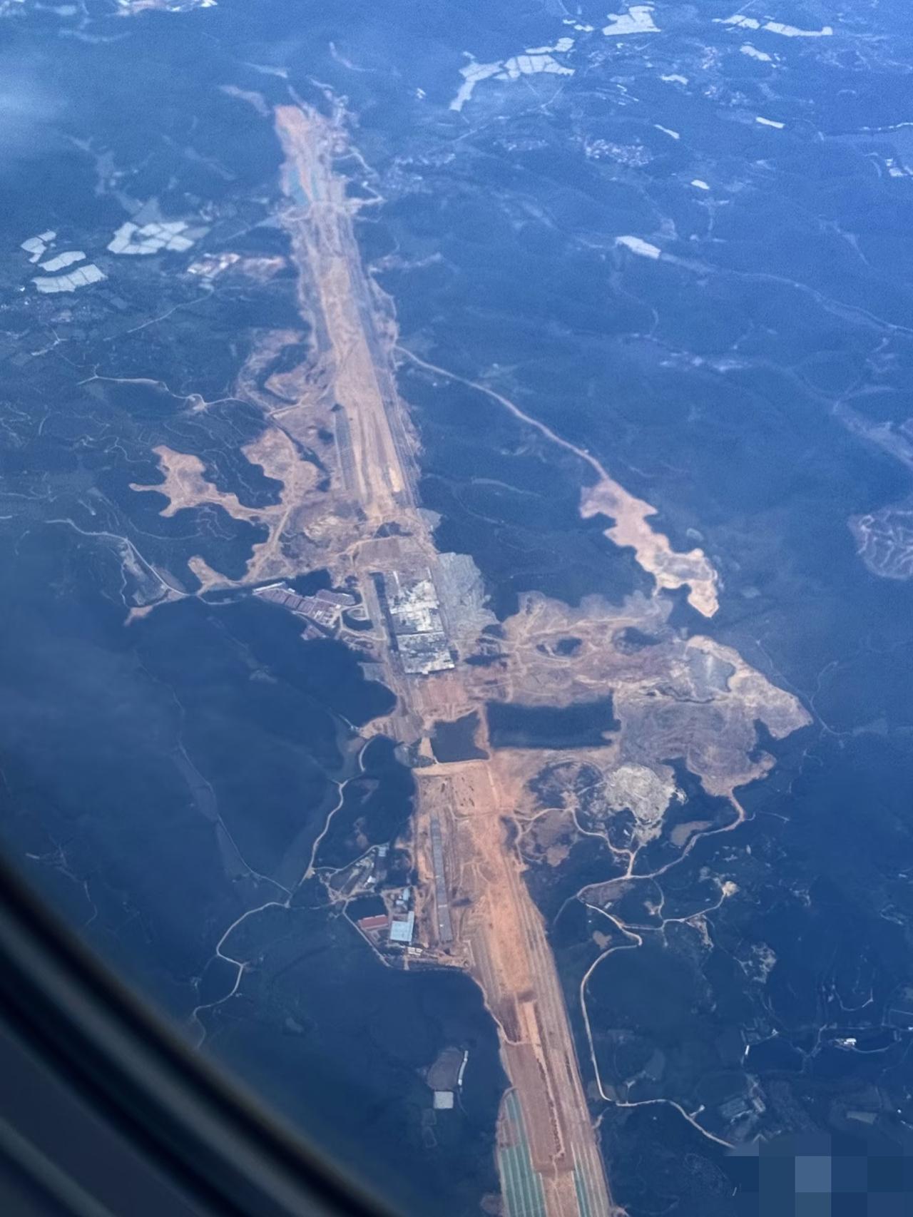 买的飞广州机票，人降落之后发现地图定位是肇庆[doge]广州第二机场这山还得