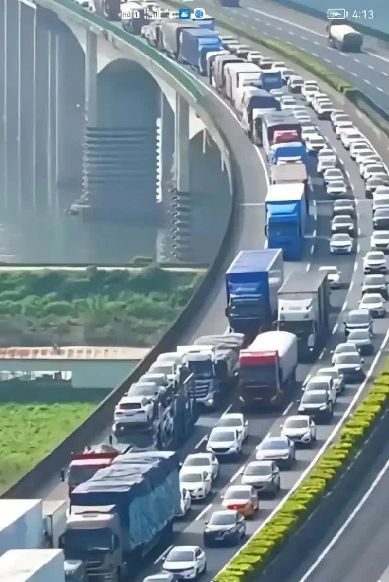 刚刚过去的五一假期，全国各地高速上发生数十起多车连环追尾事故，现场十分惨烈。
