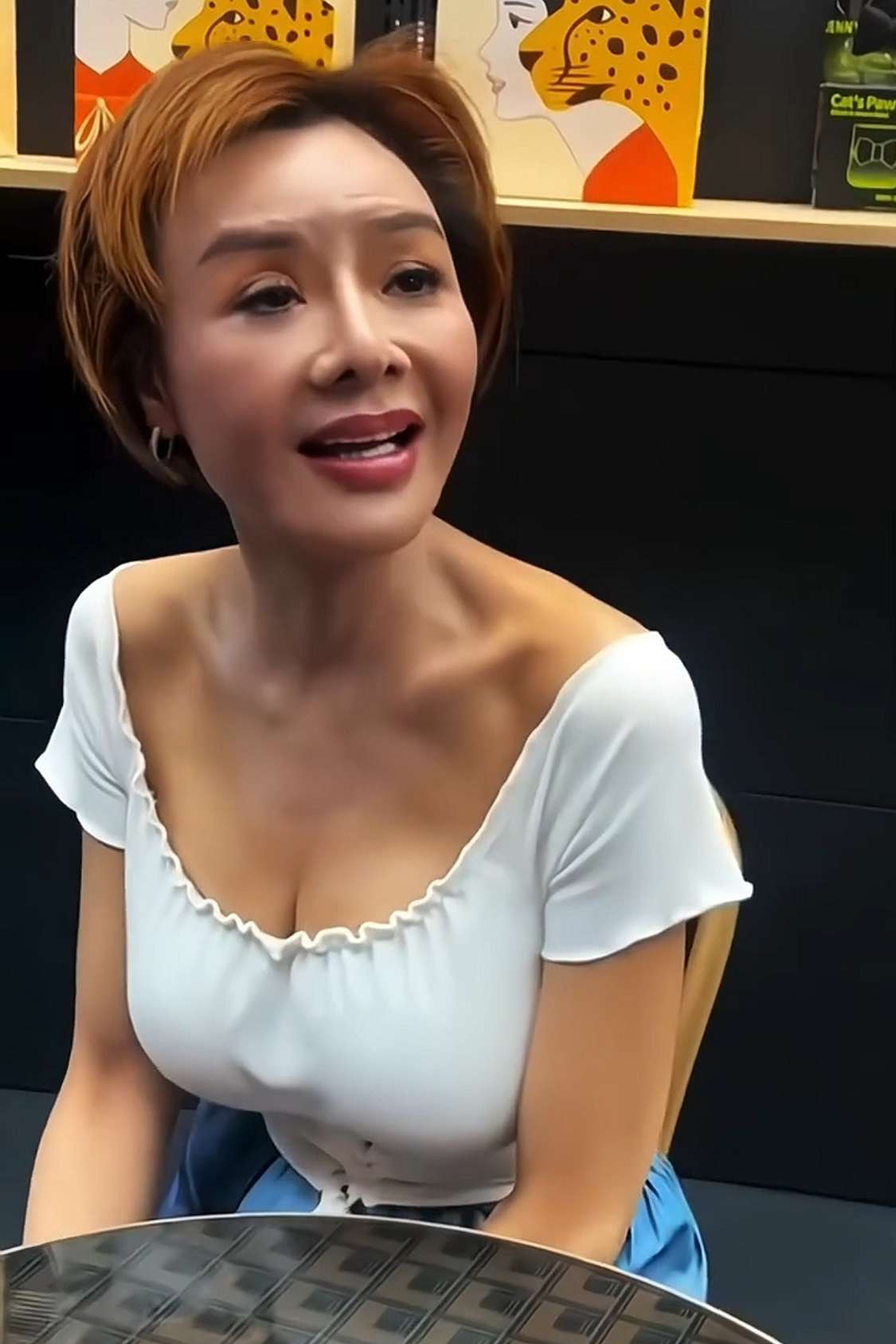 港风女神叶子媚，年轻时因身材火辣成为无数人心中的女神，如今59岁这状态如何？