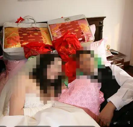 **他掀开她床头柜抽屉时，手在抖。不是因为愤怒，是第一次看清—