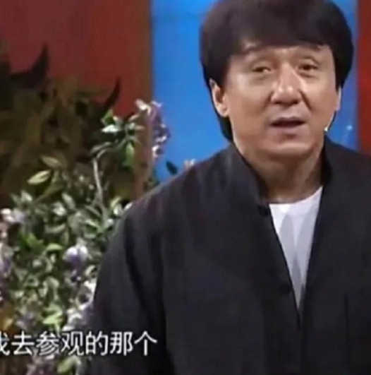 当年，成龙被卡梅隆邀请参观《阿凡达》拍摄现场，成龙到好莱坞时却被拦住，要求签署一