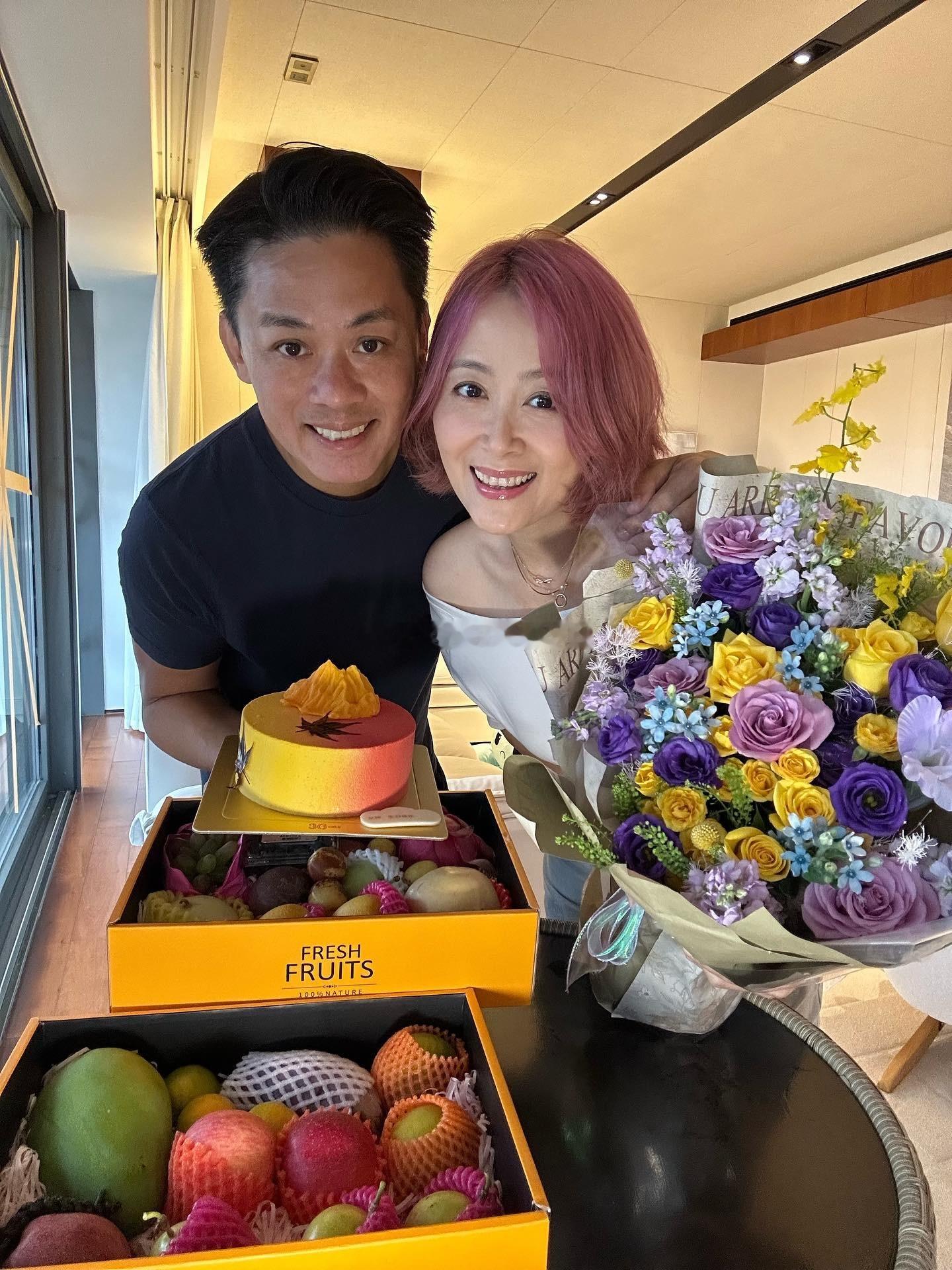 姚乐怡52岁生日，和老公、女儿在家庆祝。​​​