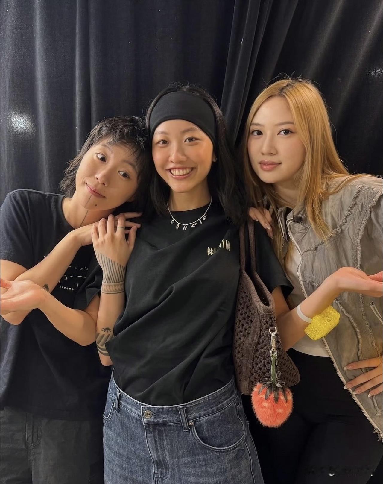 原来陈奕迅的女儿陈康提和甄子丹的女儿甄济如很早就认识了，陈康提变化不大，甄济如倒