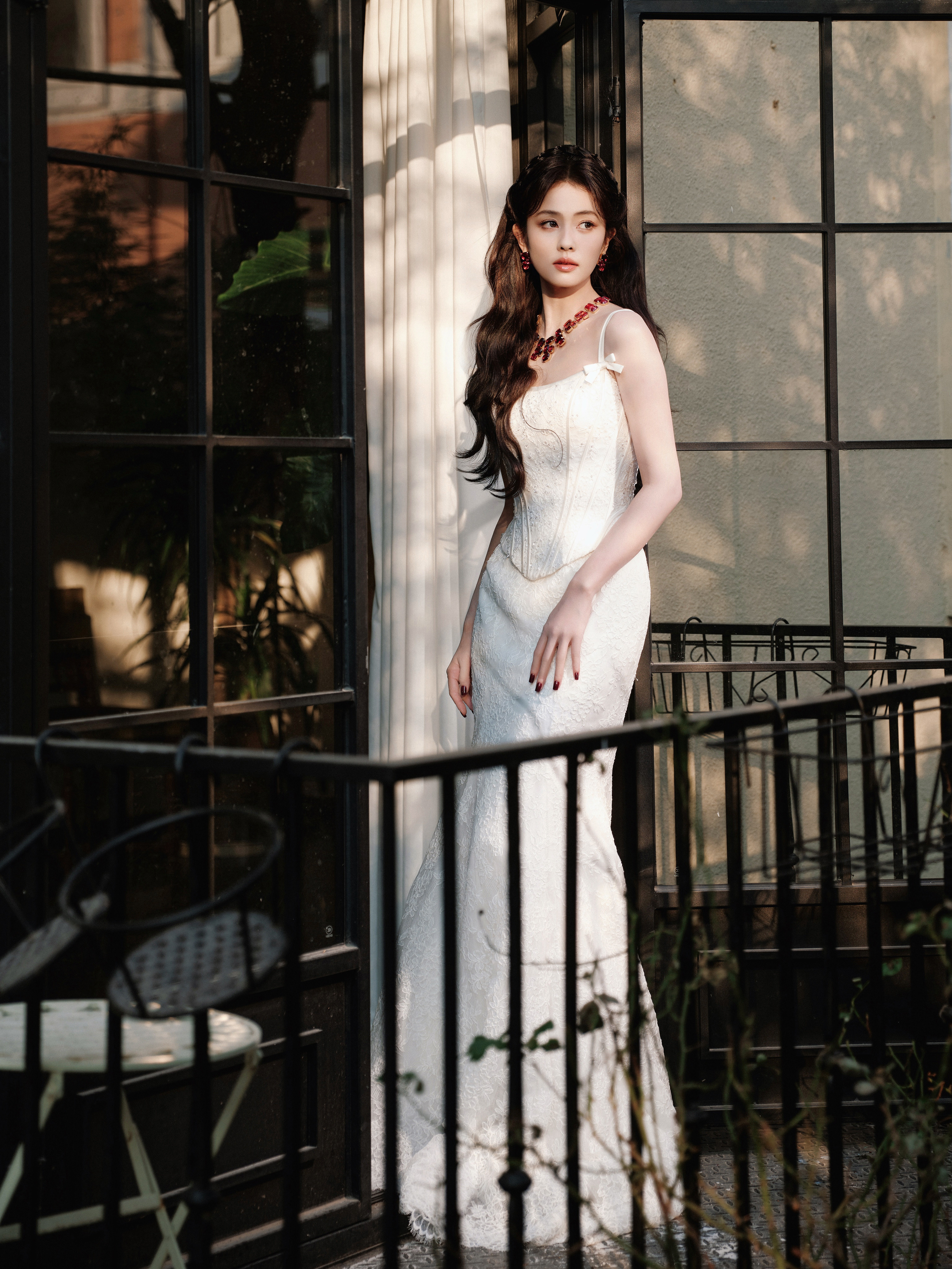 白鹿今日出席代言品牌直播活动造型大片，身着ReemAcra2026春夏系列蕾