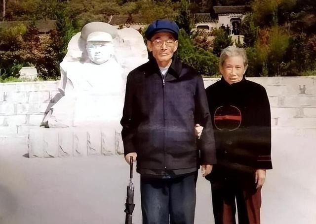 1995年，许光，也就是许世友之子，和妻子一起来北京看望女儿，却对她直言，我们不