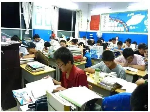 一位高考状元坦言：高考结束后才明白，班主任曾经说过的9个高中真相:第一个真相：初中靠聪明能逆袭，高中