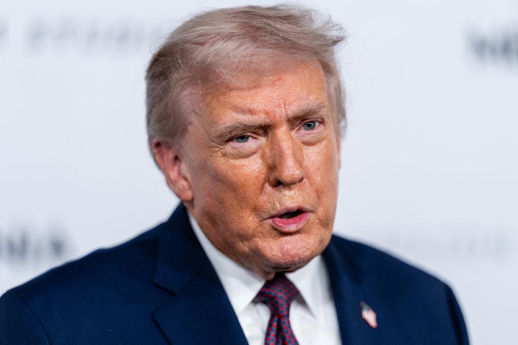 美国驻华大使庞德伟2月5日发文说：“特朗普总统和中方的通话帮助我们在推进美国利益