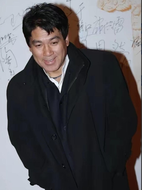 朱时茂给陈佩斯转了100万，附了条消息：‘钱不多，能帮衬点是点。’陈佩斯看着手机
