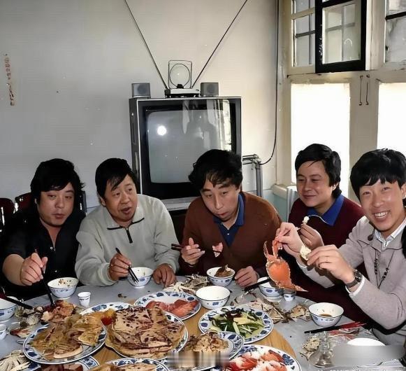 那个年代能够吃上这样的饭肯定都是有钱人，不过他们这些人确实也是有钱人，还都是很出