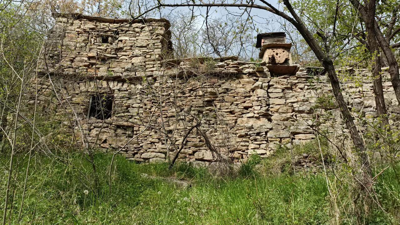 这里是山西黎城县东阳关镇的东峧沟村，距离山下的东峪公路4公里。沿着4公里的山间古