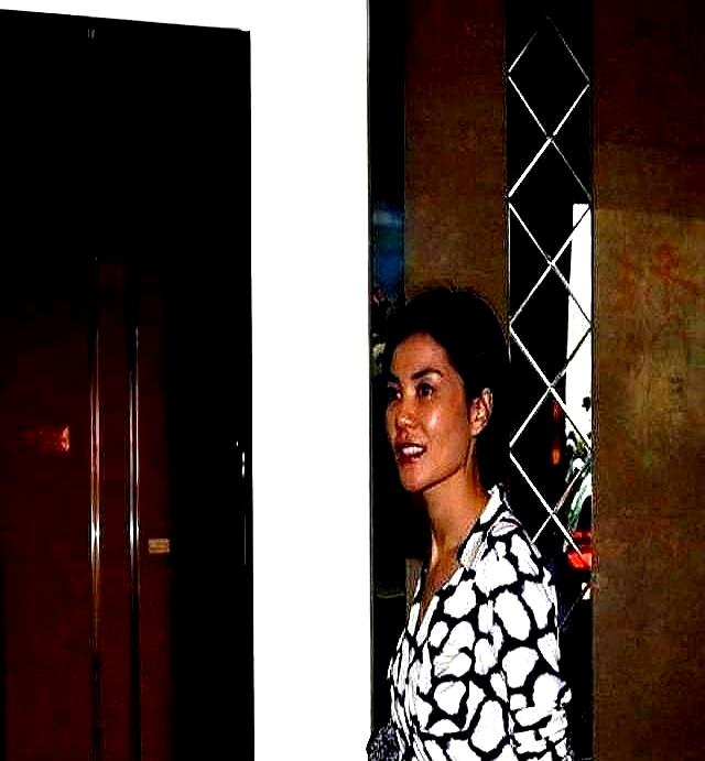 离婚13年，王菲李亚鹏在巴黎并肩站了10分钟。19岁的李嫣穿白西装站台上，英