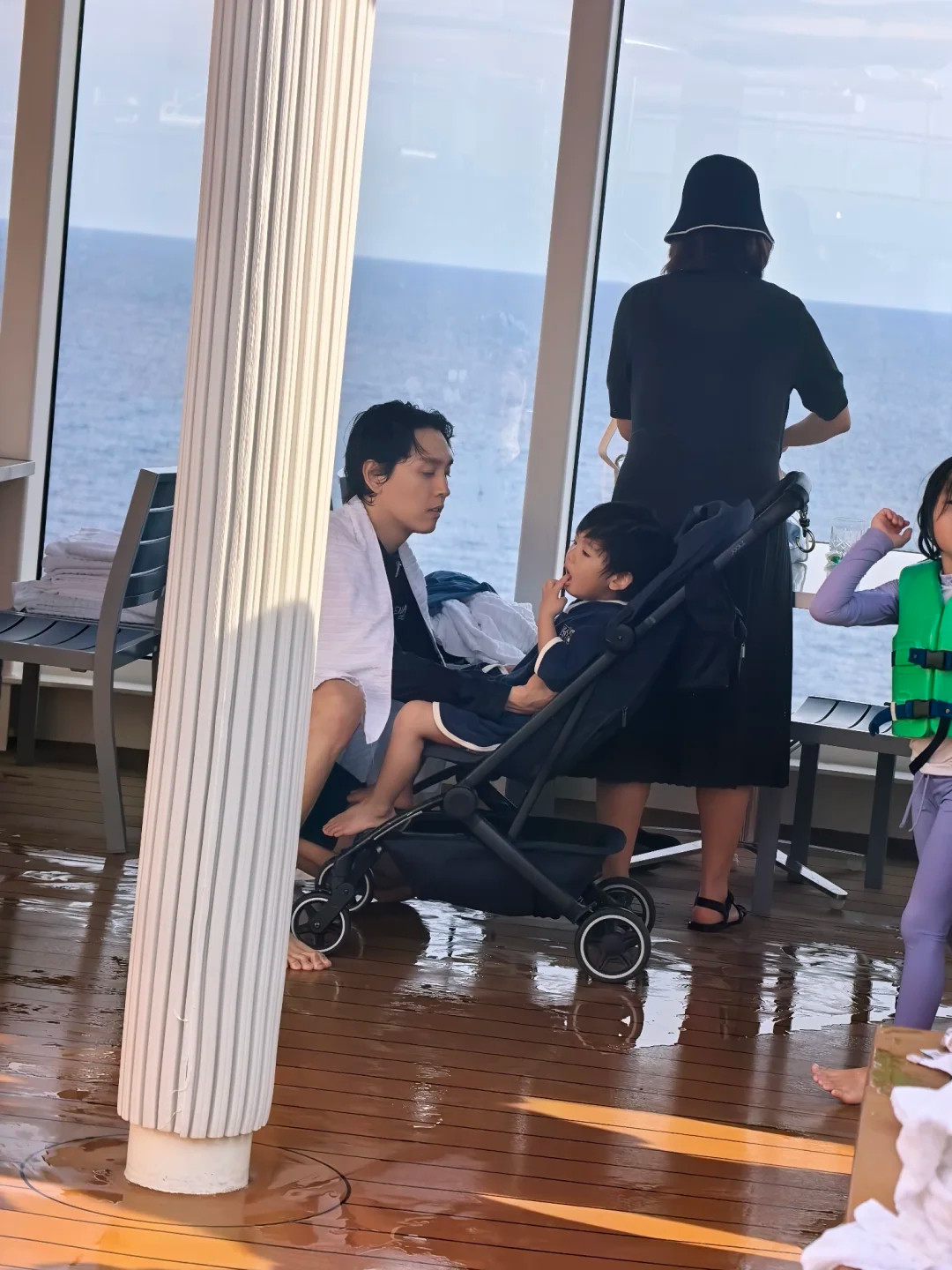 中国网友偶遇朴信惠一家裴勇俊一家中国网友偶遇朴信惠一家裴勇俊一家，真无处不在啊