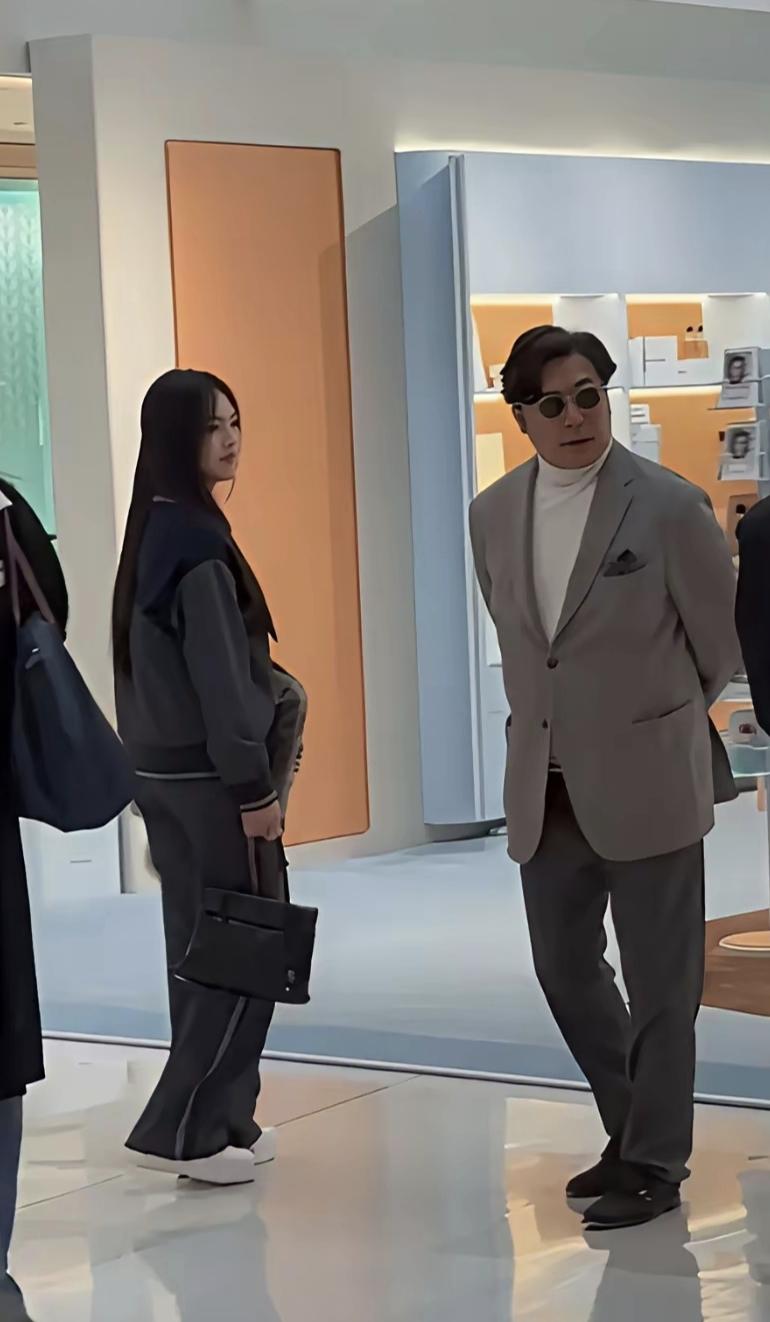 王岳伦可求求你了，以后别让李湘给闺女买那些又贵又丑的裙子了！看看今天的王