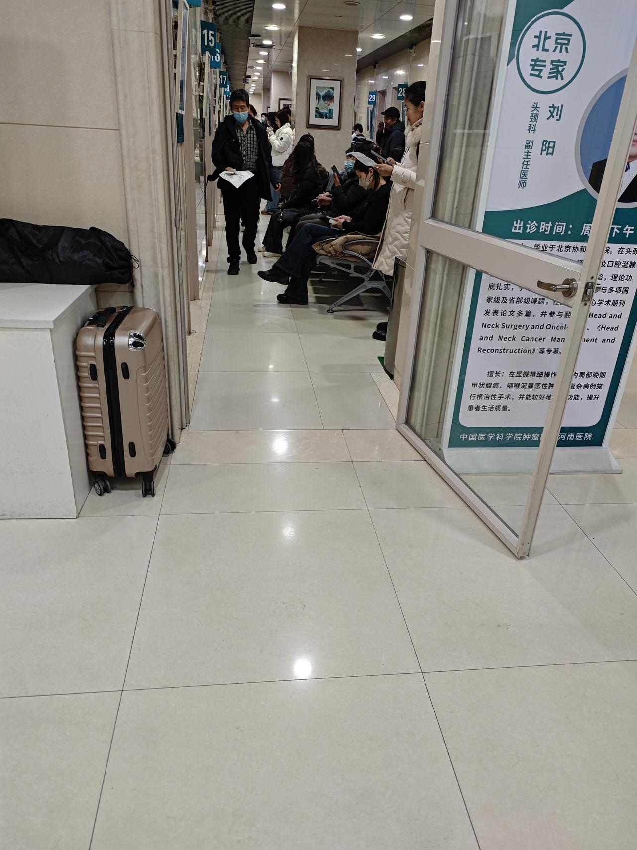 一对30多岁夫妇在医院里嚎啕大哭，原来是因为他们刚4岁的女儿满脑子长满肿瘤，大