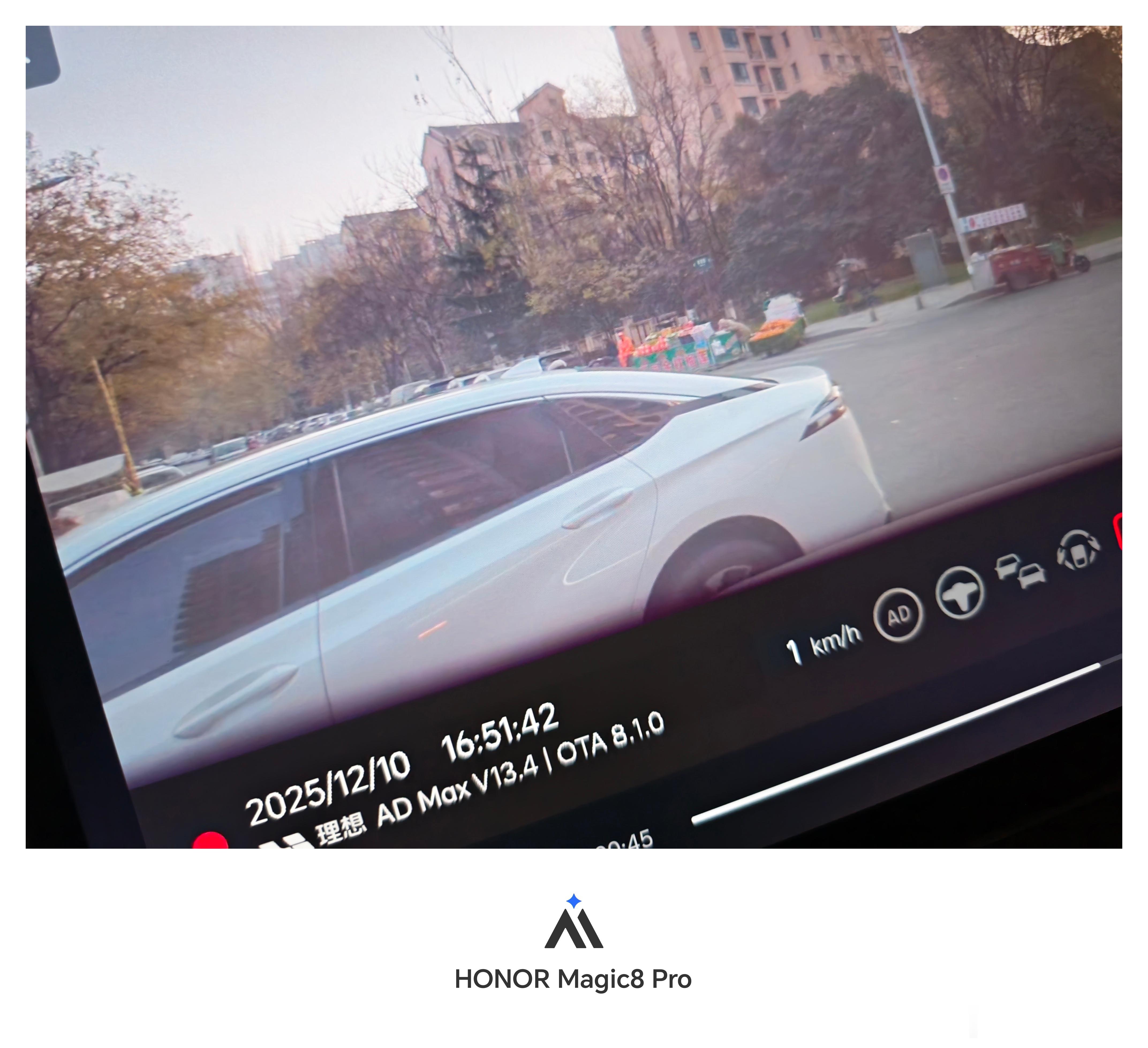 冬天开车一定要注意安全，尤其是视觉盲区今天接孩子，眼睁睁看到电摩撞上小汽车咚的一