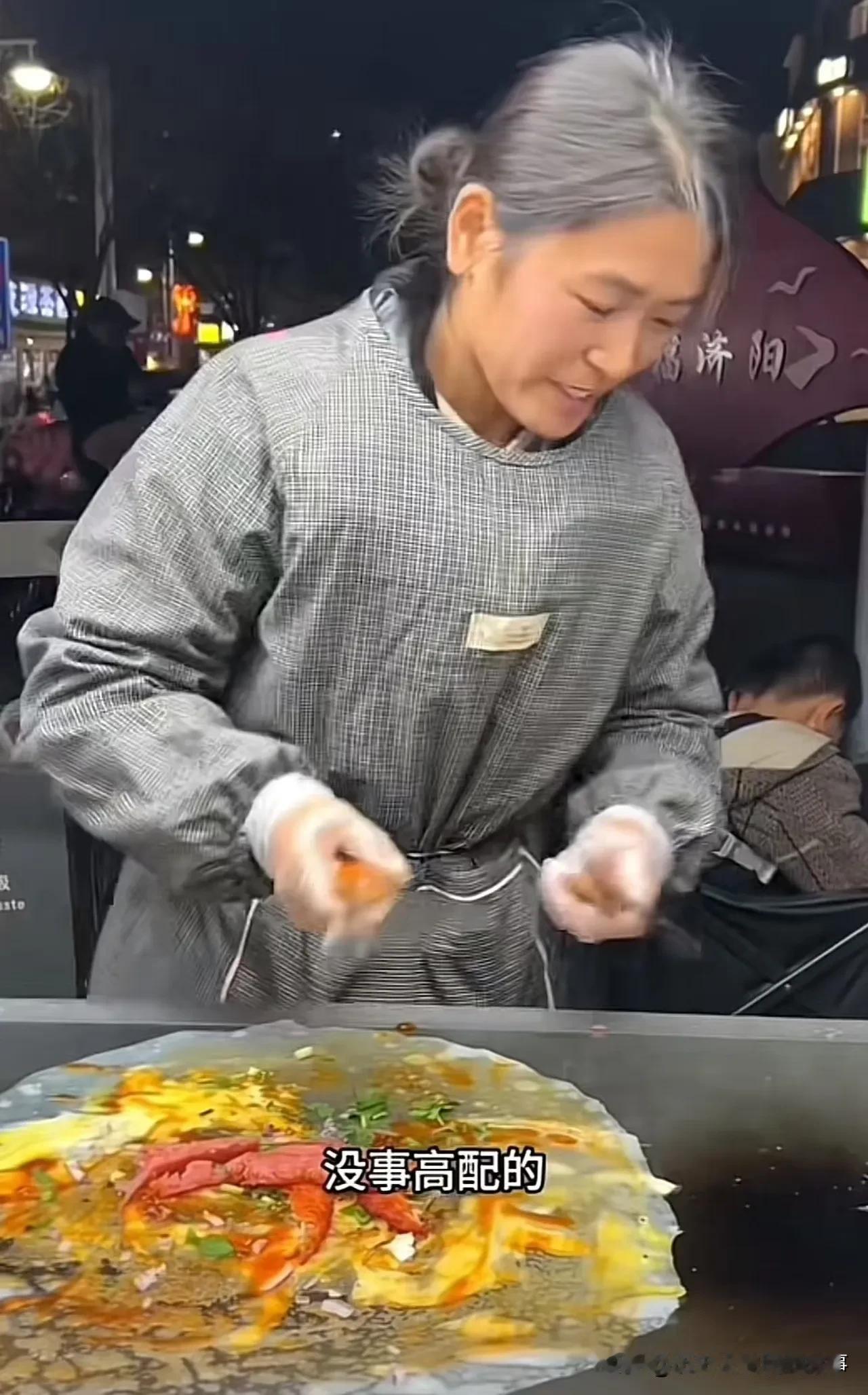 这是一个发生在山东济宁的真实暖心故事：单亲妈妈李海荣，白天带7岁自闭症儿子做康复