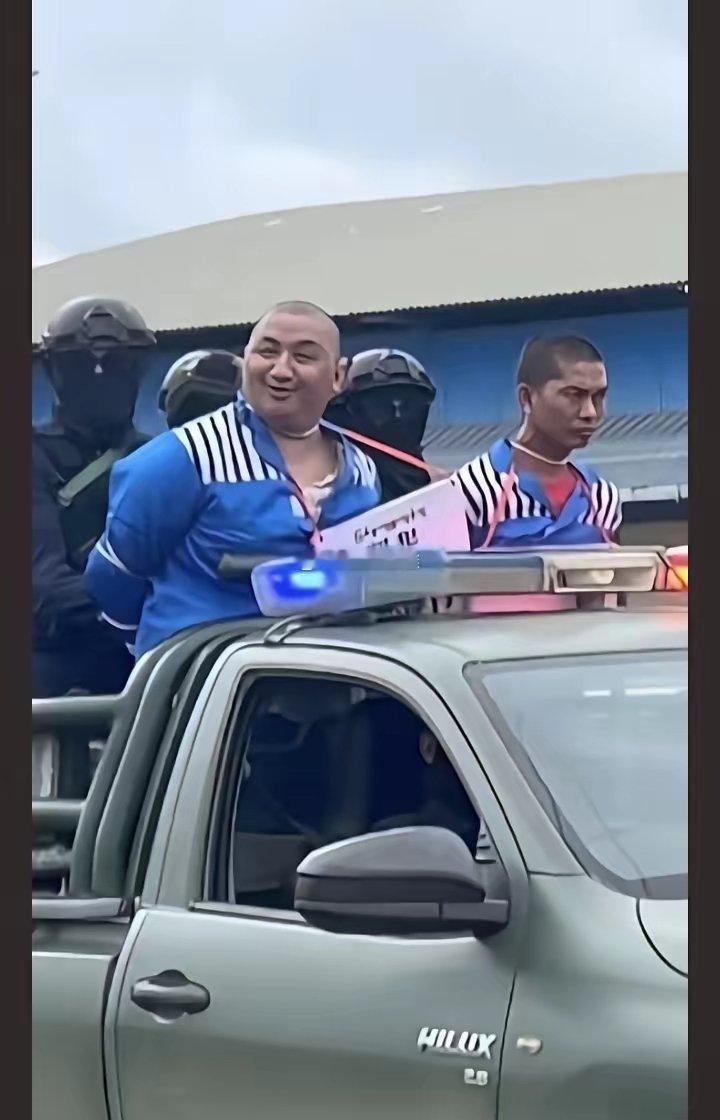 他这是笑着在向这个世界告别他的心态可真是好啊，马上就要被执行了他竟然一点也不害怕