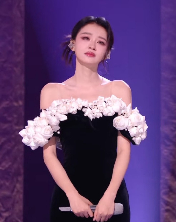 1.孙怡靠着姐姐综艺翻红，现在团队直接是专人盯着她，不让她乱谈男朋友，让她认真的