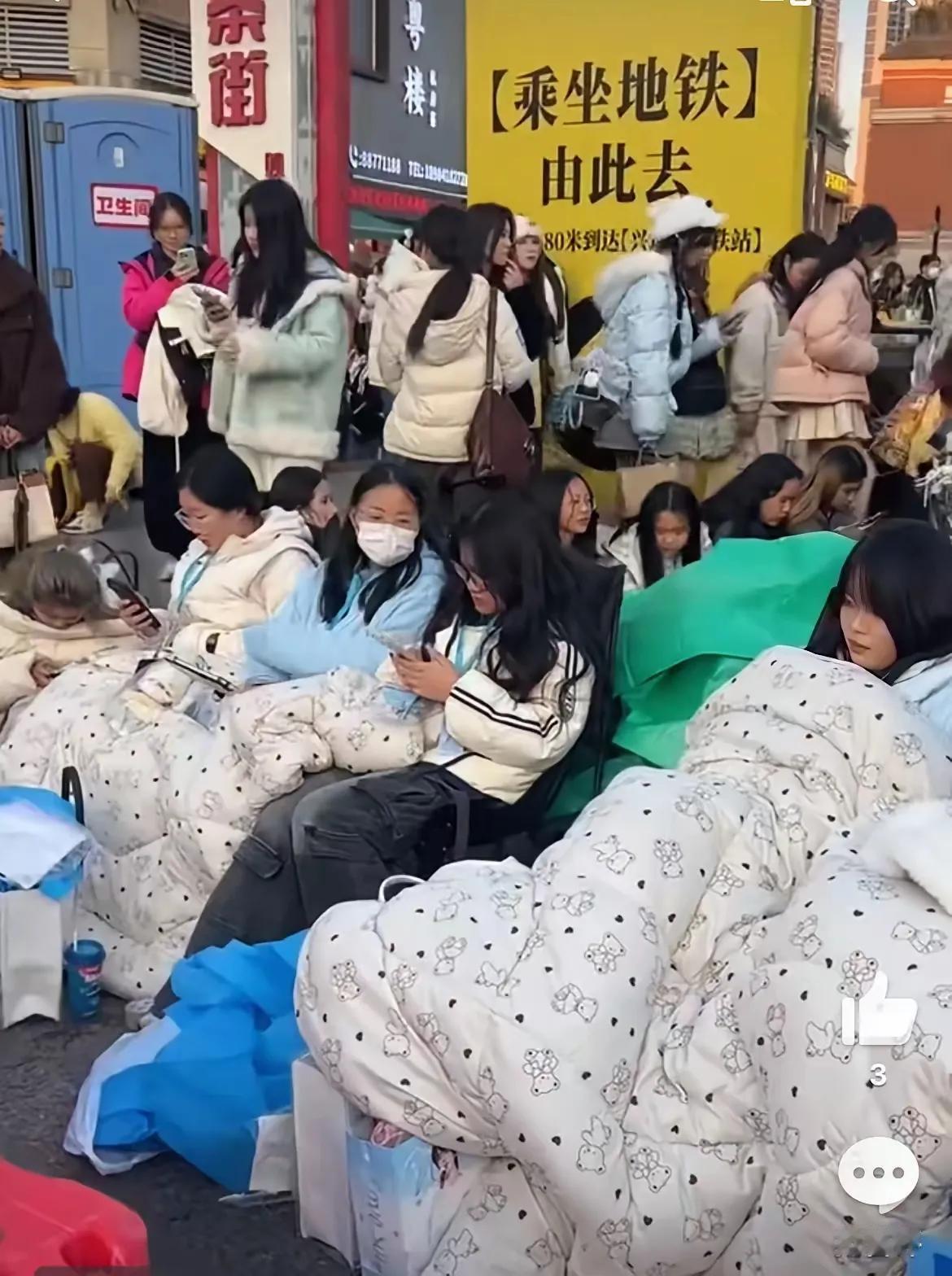 这些女孩子真的是没救了！就为了能在演唱会上看到自己喜爱的明星，这些女孩子从四
