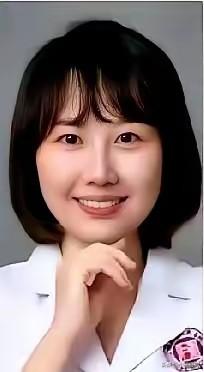 曾琦这个人，完全不经扒因为一扒你就会发现，她曾是患者口中的暖医，诊室里挂着七