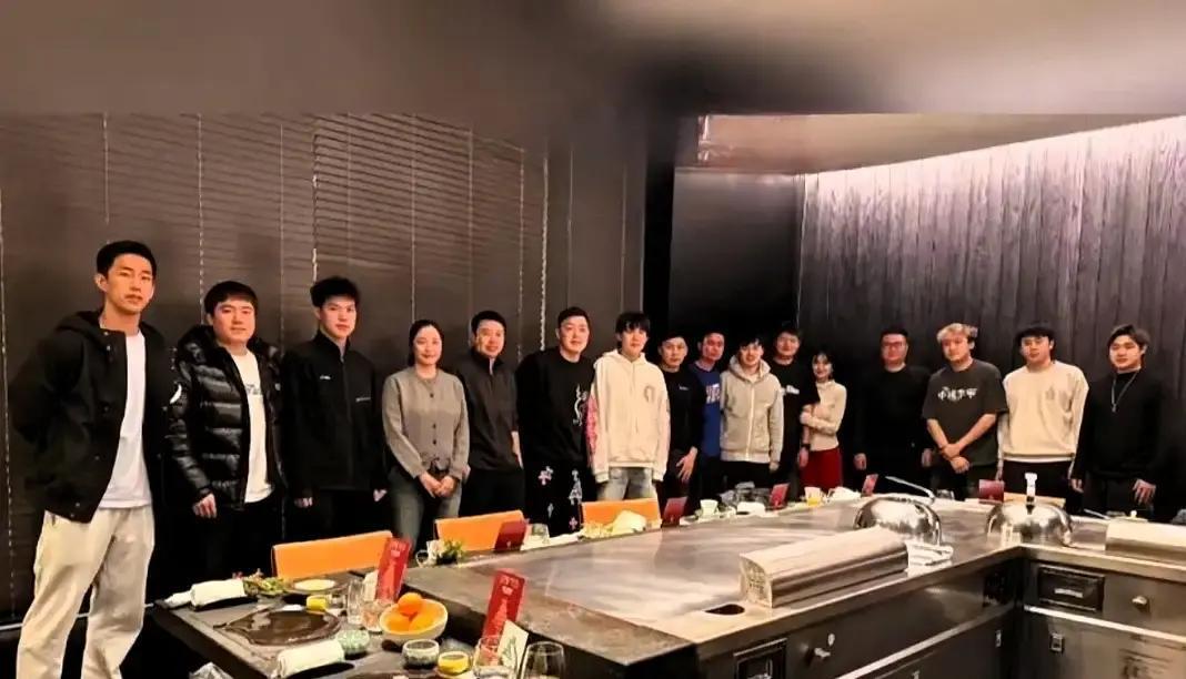 刚拿世界第一，王楚钦见到他却“怂”了。不是比赛现场。乒超联赛南京站打完了，