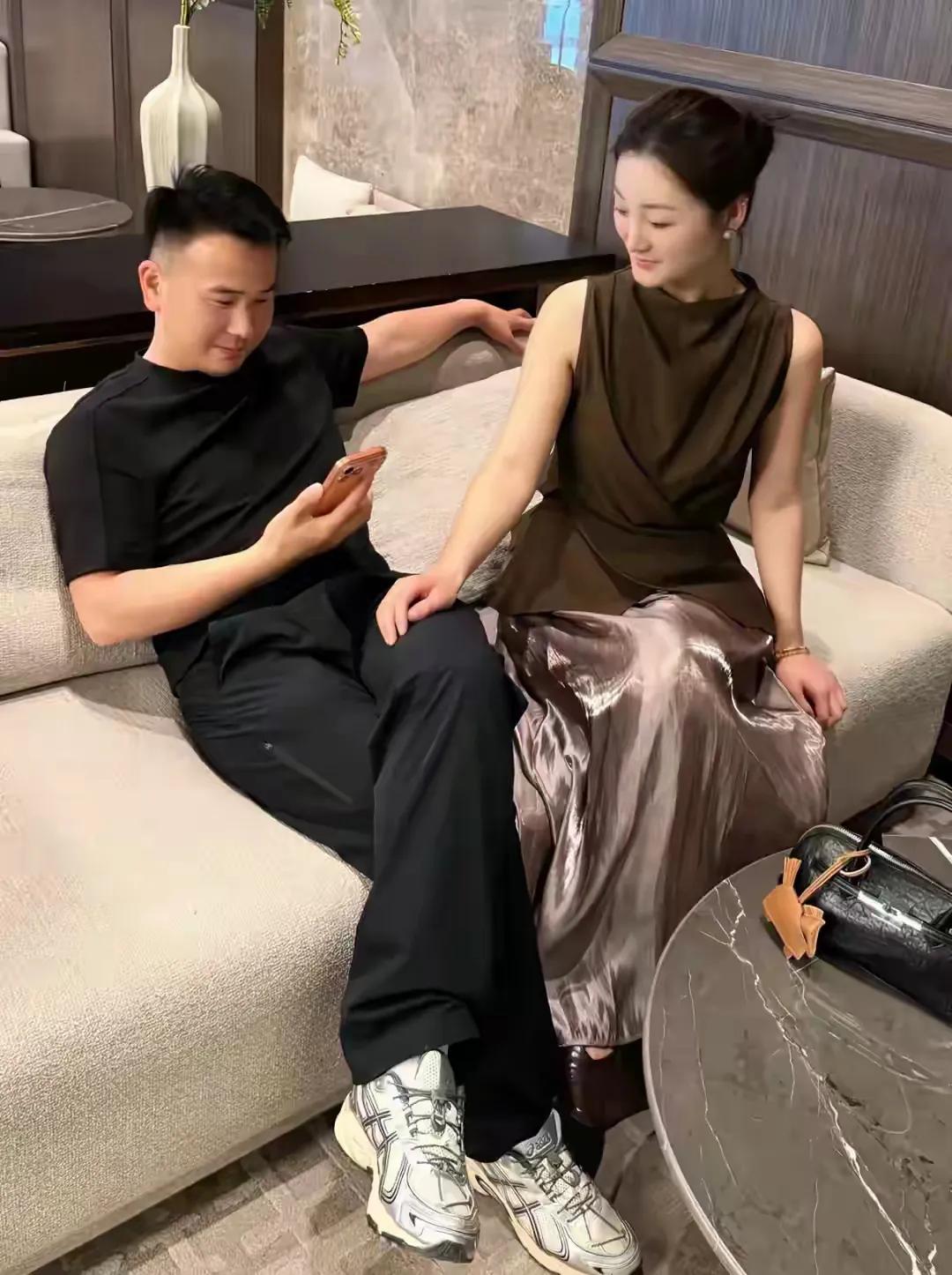 陈亚男满眼都是现任，一副小女人的模样，与朱小伟在一起时，她满眼嫌弃，真是相差甚远