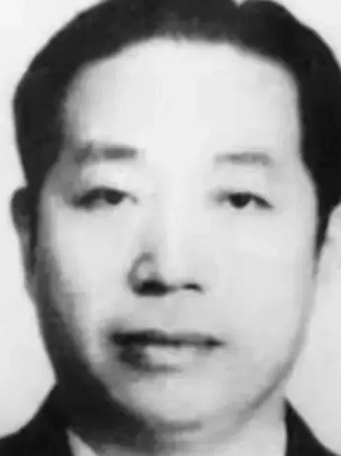 1945年，日本投降后，日军少将决定将10万支步枪、数百万发子弹交给一个地下党员