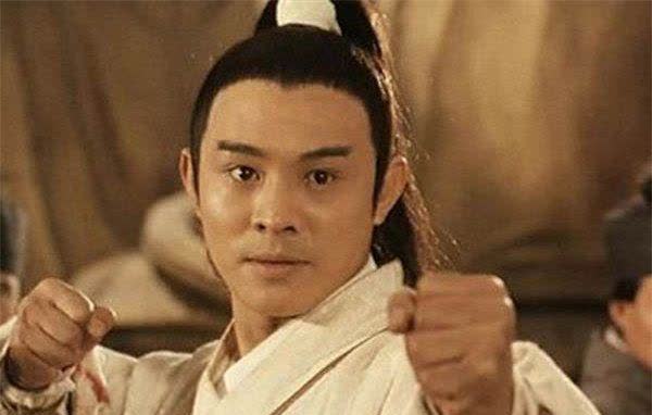 张无忌能不能打过石破天？这问题在武侠迷中争论多年。原文作者认为张无忌差远