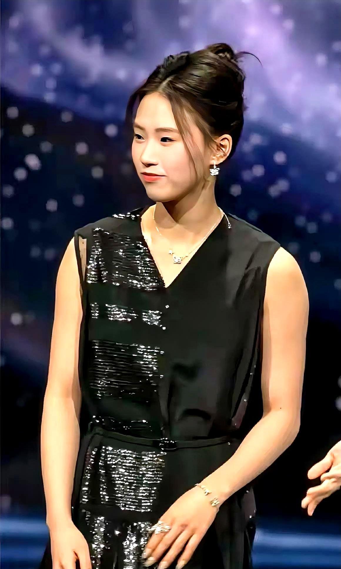 当初嘲讽全红婵发育长胖的那些声音，一夜之间全哑火了。微博之夜，陈芋汐一袭黑