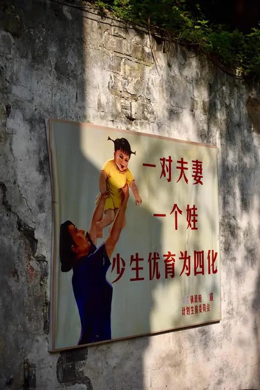 为什么年轻人晚婚晚育成为了现象?现在年轻人晚婚晚育成现象，原因可不少。以前很多