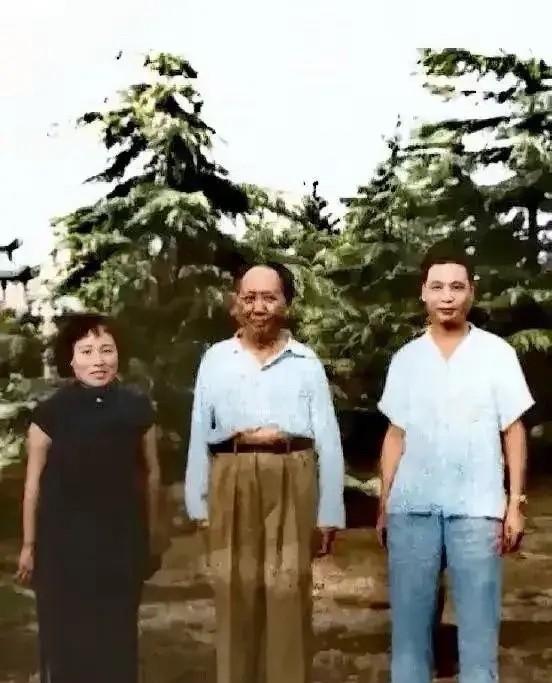 1954年，毛主席在杭州与王芳夫妇合影，衣着朴素平易近人，展现领袖亲民风范。伟