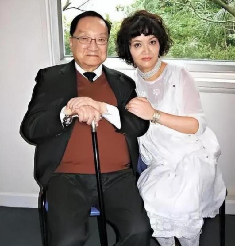 1976年，52岁的金庸爱上16岁女招待。他想要和妻子离婚，妻子说：“可以，但是