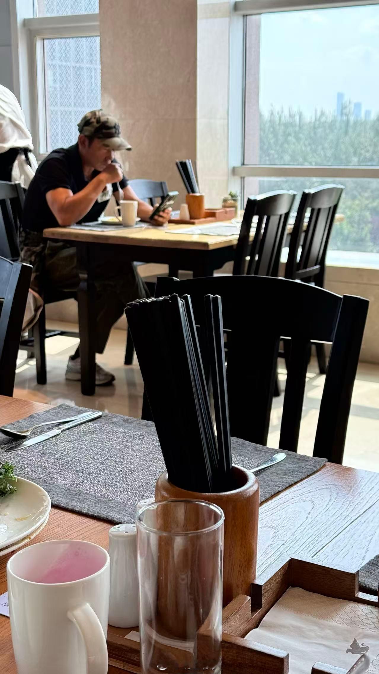 不哥们，你说这是刘德华我也信啊任达华