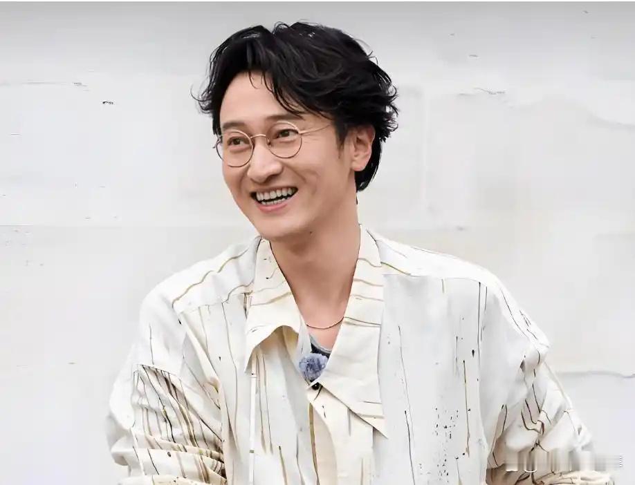看得出来二胎果然压力很大了，王传君之前拒综艺，不愿意去演爱情公寓，如今却勇闯《披