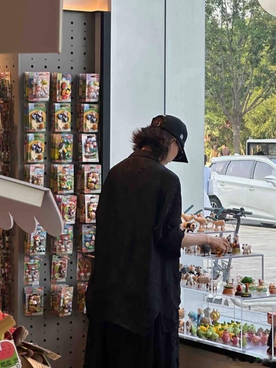 偶遇王珞丹就这么水灵灵过去了网友幸运偶遇王珞丹！她随性打扮却难掩星味，眼神澄澈