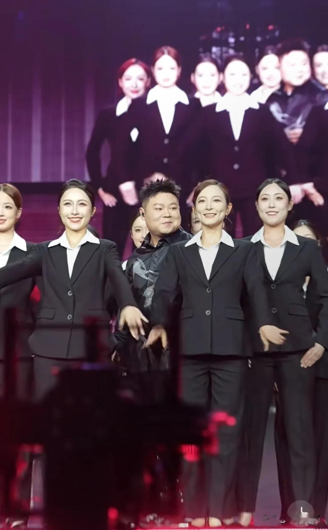 不怪岳云鹏的嘴角怎么都压不下，这次的扫腿舞换成清一色的大美女了，个个貌美如花，岳