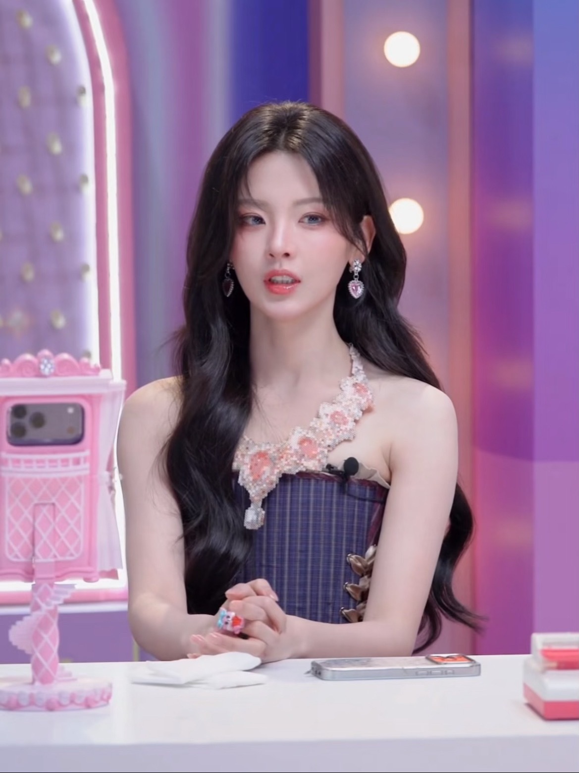 杨超越脖子上的项链居然是拼豆好美😻