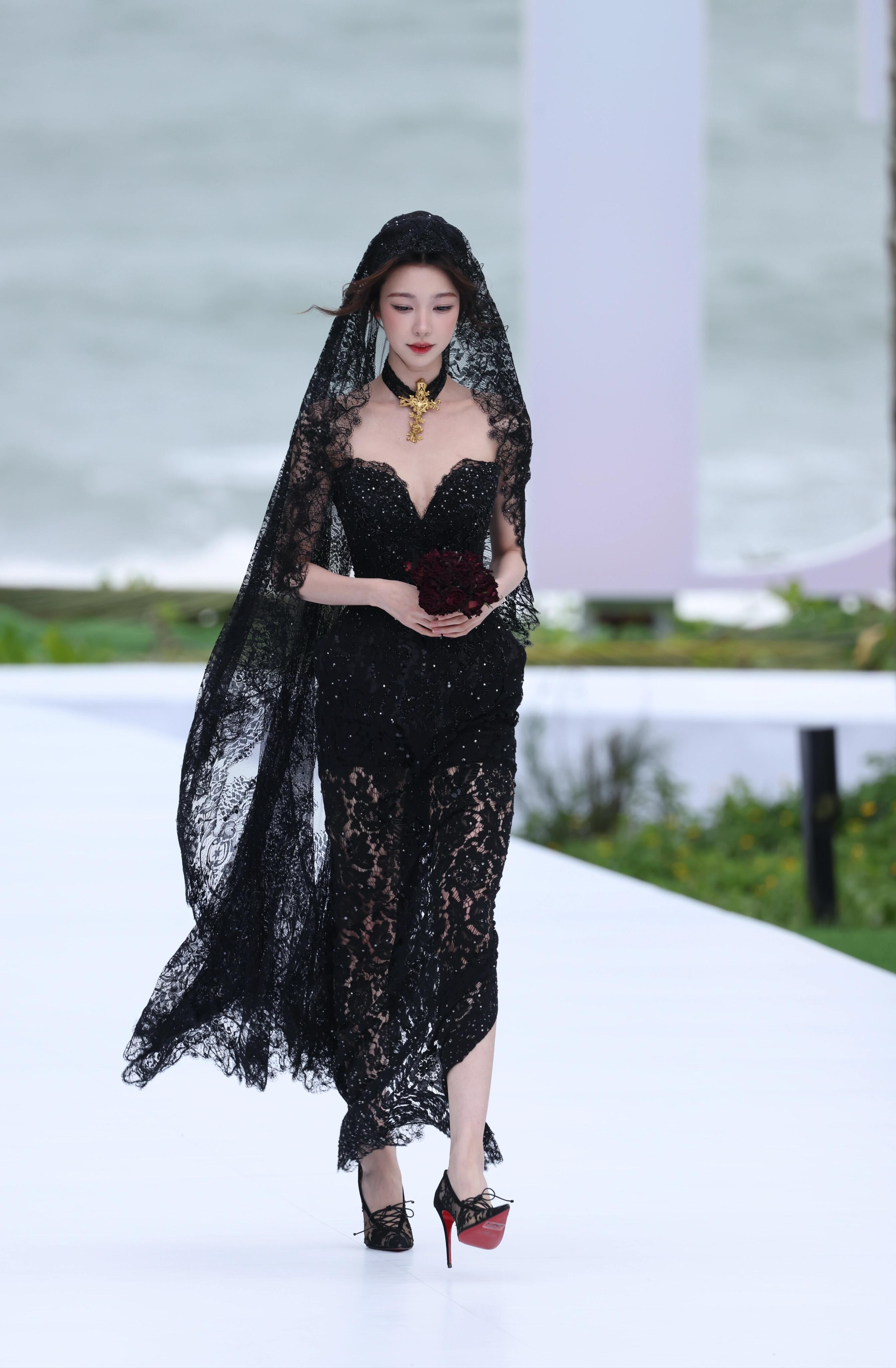 易梦玲xELLE红毯10.28look/清冷的暗夜女王既视感​​