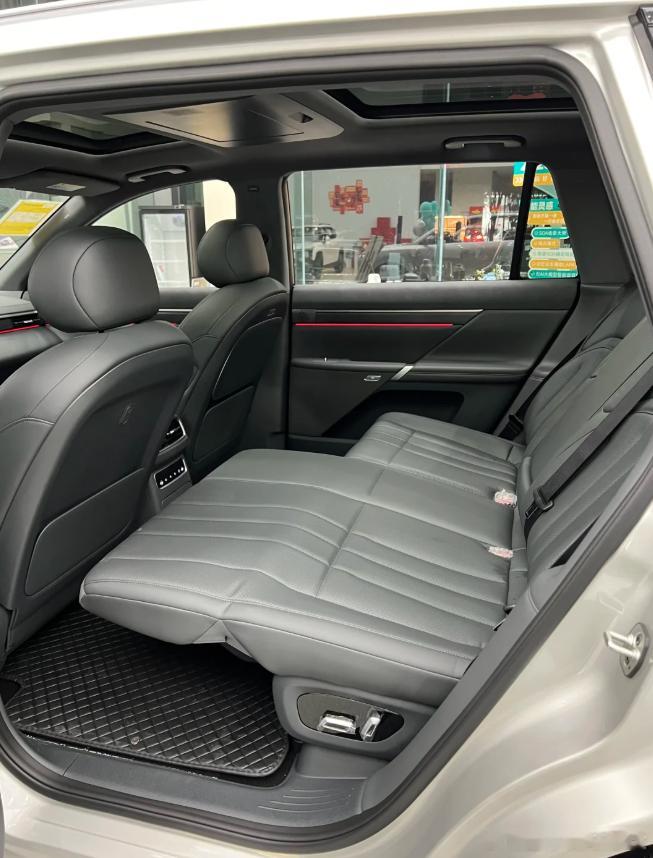 奕派008的后排腿托，空间越大，舒适性越高！​​​