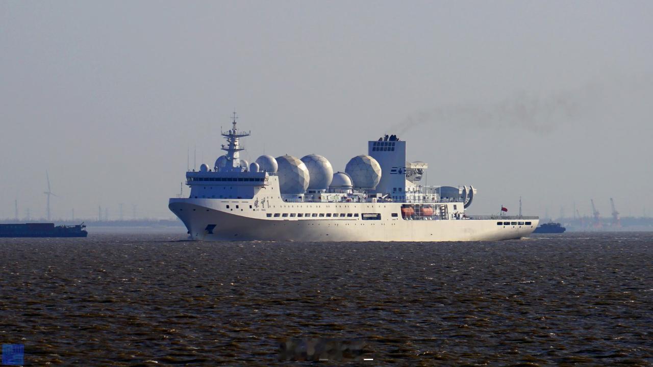 这是瞭望1号的最新照片全球最大最先进的电子侦察船满载排水量约3万吨，吨位相当