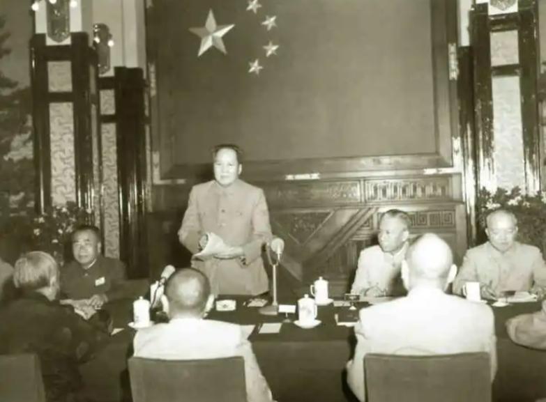 1973年12月21日，毛主席召开中央军委会议，朱德应邀参加。朱德刚一走进会议室
