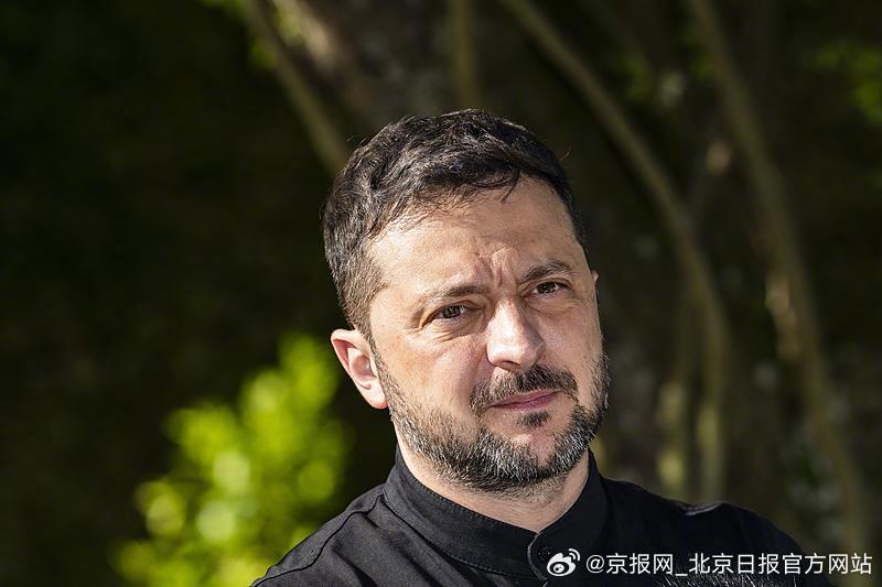 【泽连斯基：俄发动大规模攻击，乌将增产拦截型无人机】当地时间7月4日，乌克兰总统