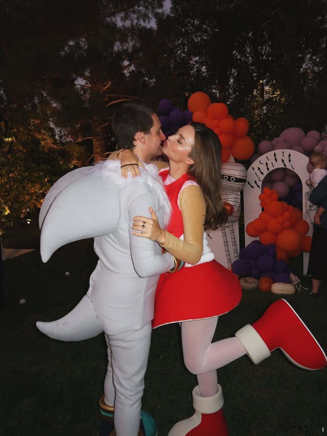 MirandaKerr米兰达可儿分享今年一家子的万圣节装扮，全员变身索尼克（最